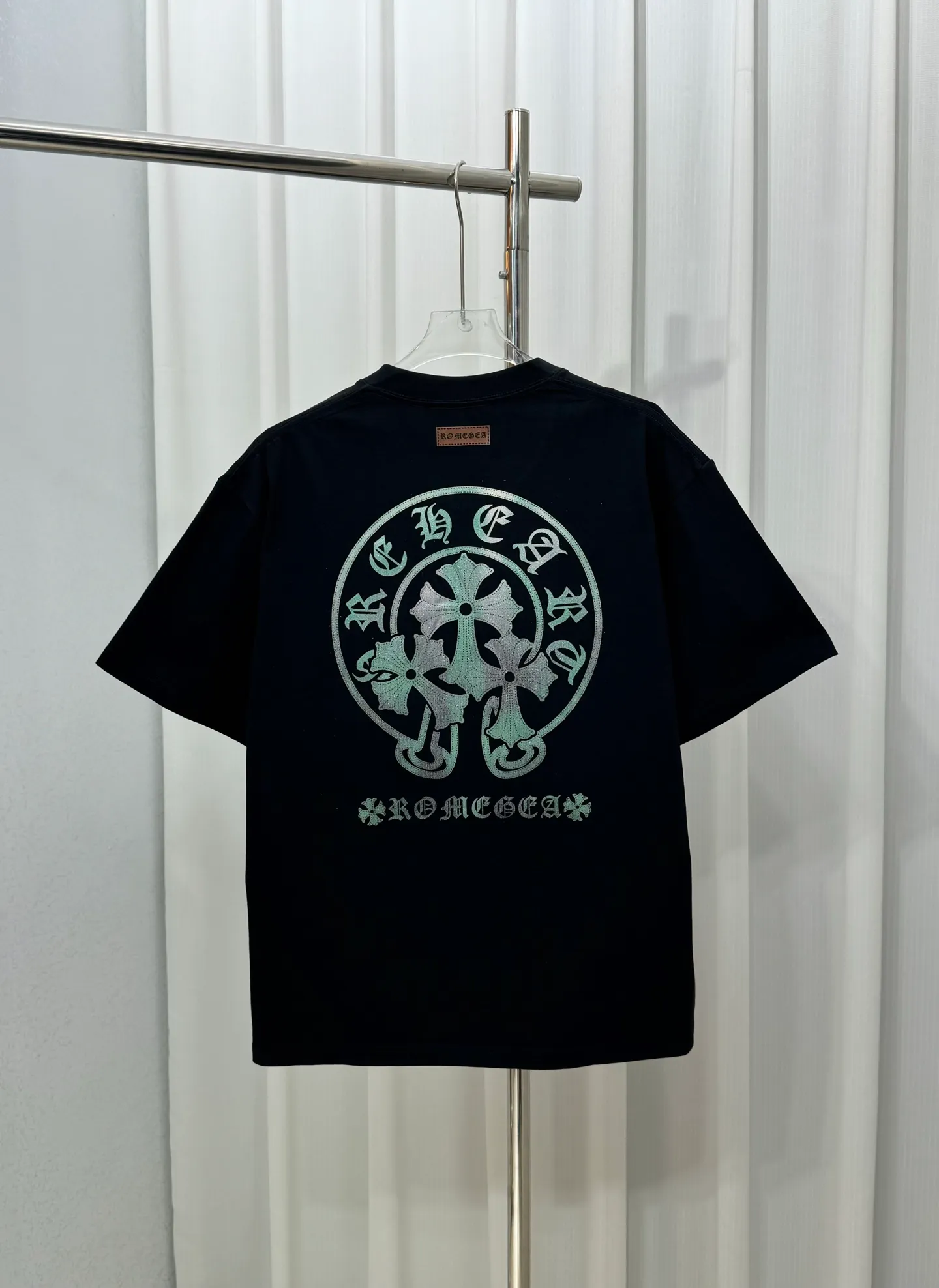 P180 Chrome Hearts unisex short-sleeved T-shirt, light luxury, customized cross logo stamp gradient process, 320g 100% double yarn pure cotton fabric, collar label, hangtag, main mark and three complete labels. Size: S M L XL